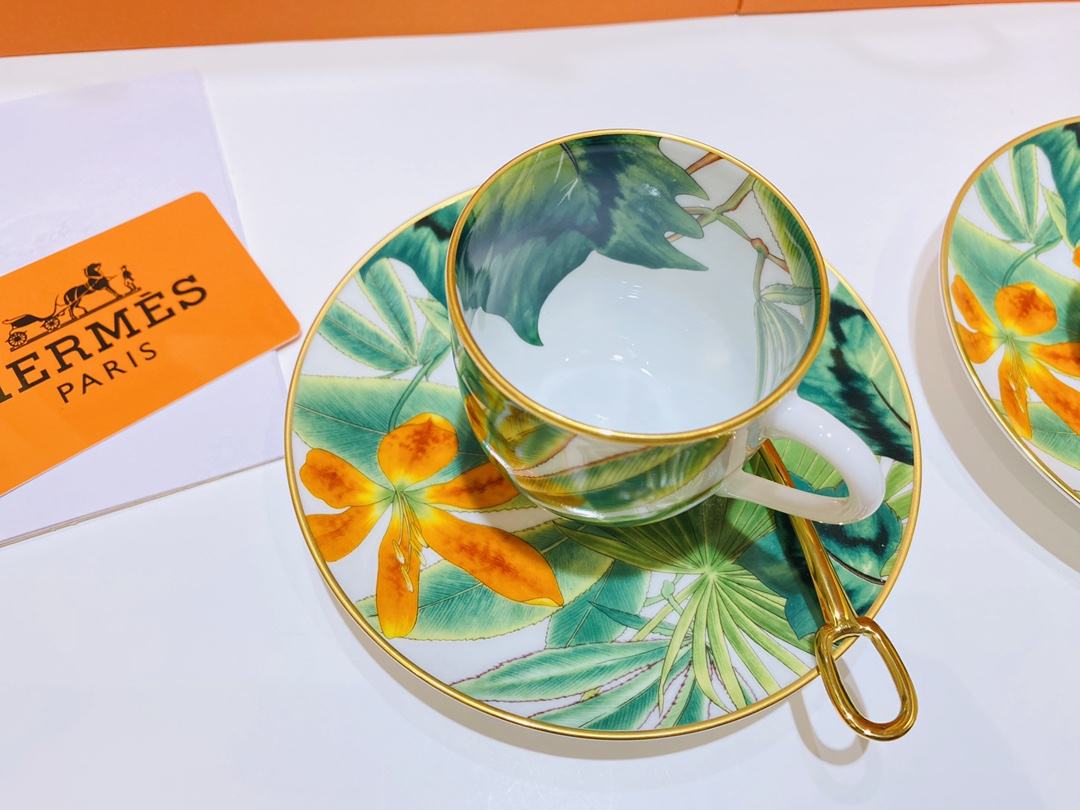 Hethtrmès hand-painted gold-decorated 2 cups and 2 butterflies