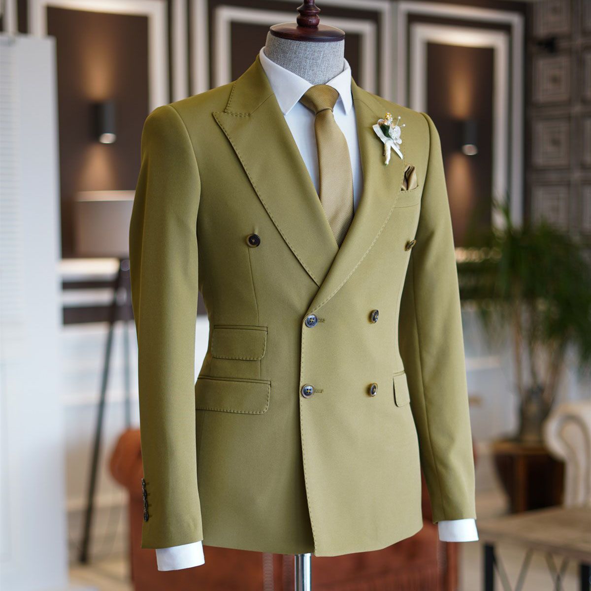Green Double-Breasted Suit with Peaked Lapel for Men 2024