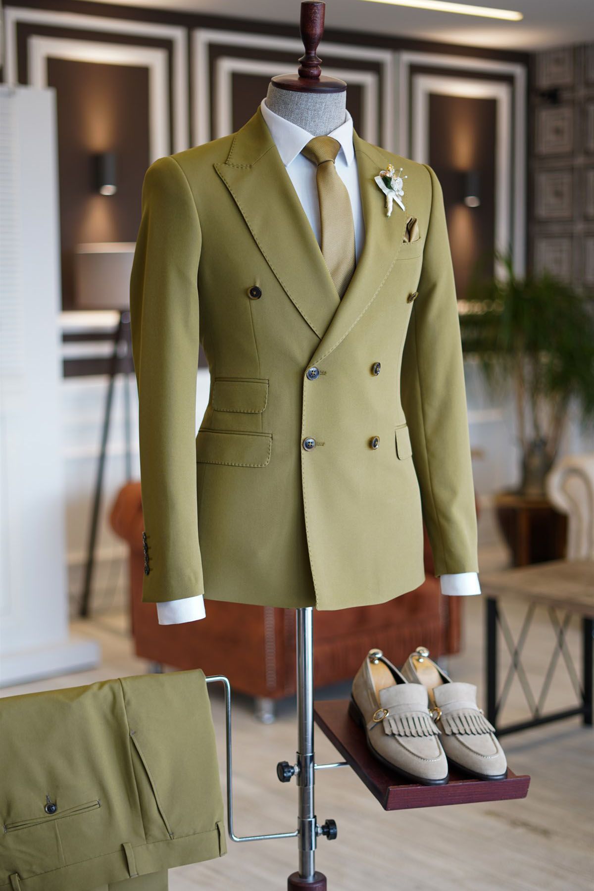 Green Double-Breasted Suit with Peaked Lapel for Men 2024