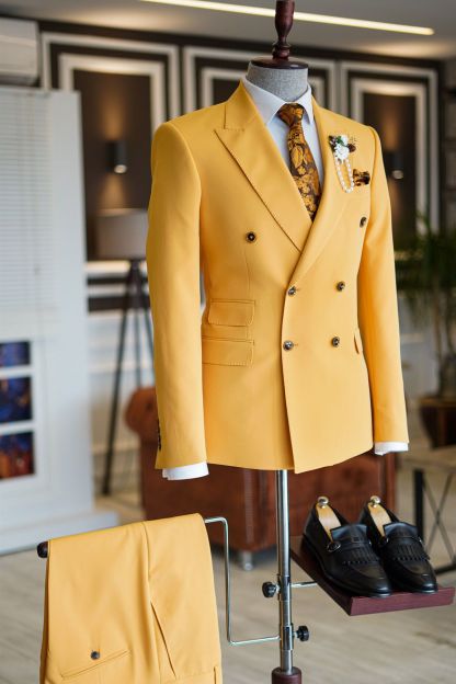 Popular Yellow Double-Breasted Bespoke Evening Suit with Peaked Lapel
