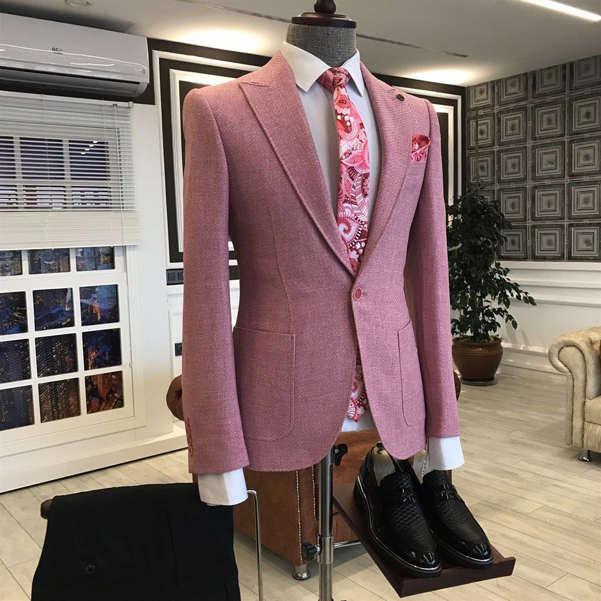 Simple Pink One-Button Suit with Peaked Lapel