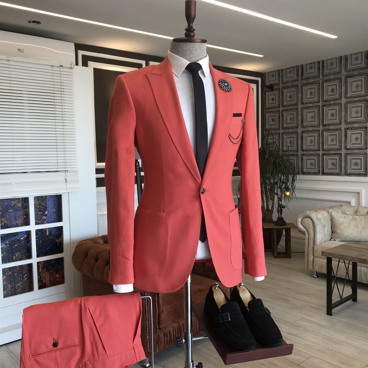 Simple Red Blazer Prom Suit with Peaked Lapel and Two Flaps