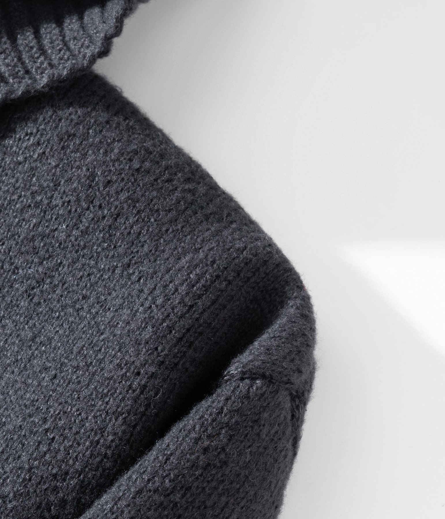 Men's buttoned hooded sweater detail image