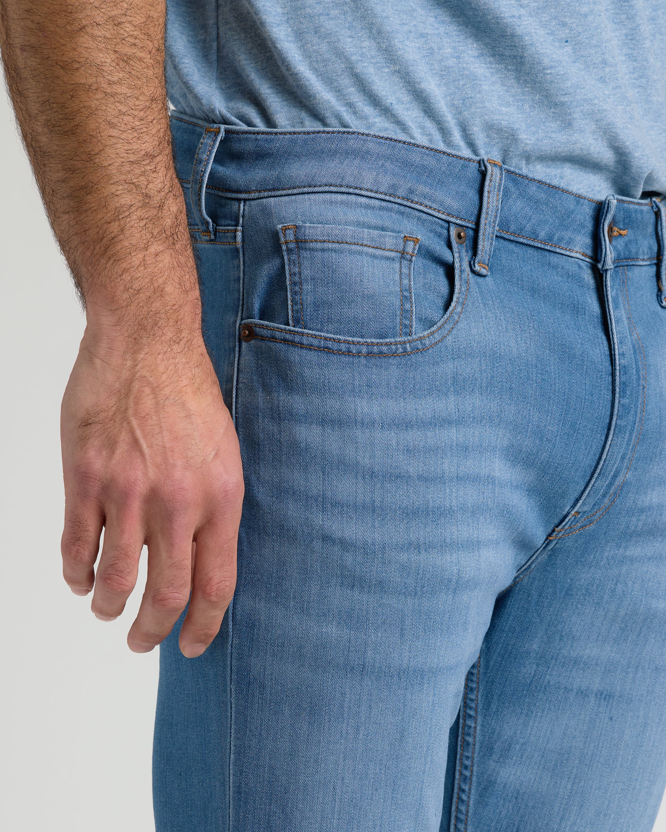 Men's straight fit high-stretch jeans in medium indigo wash - front pockets detail