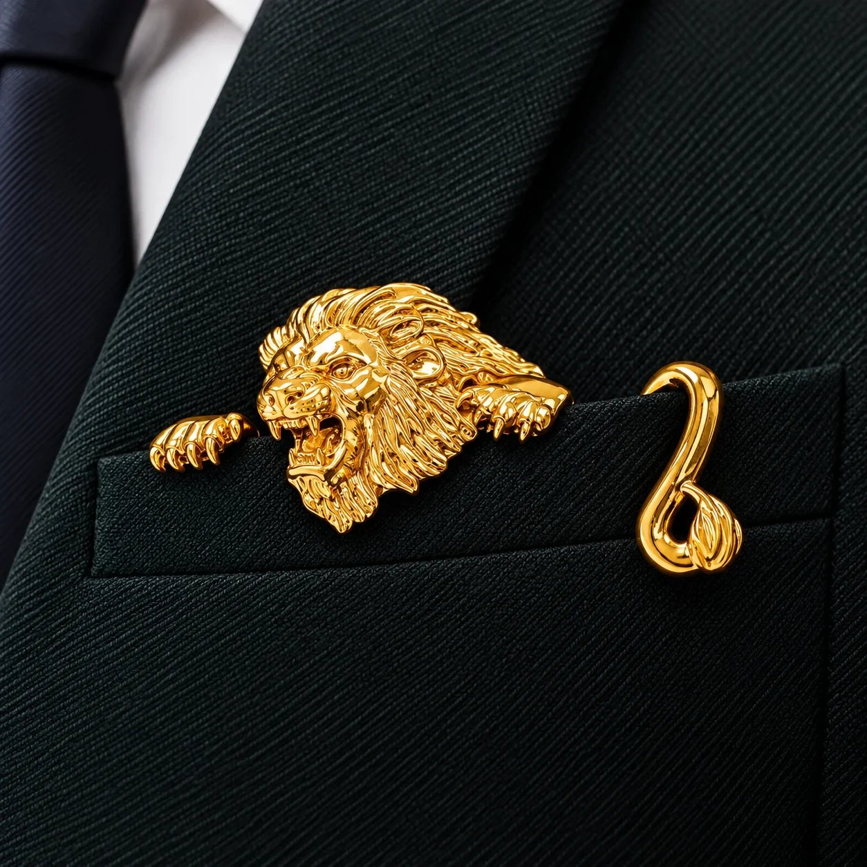 Gilded bronze lion pocket brooch
