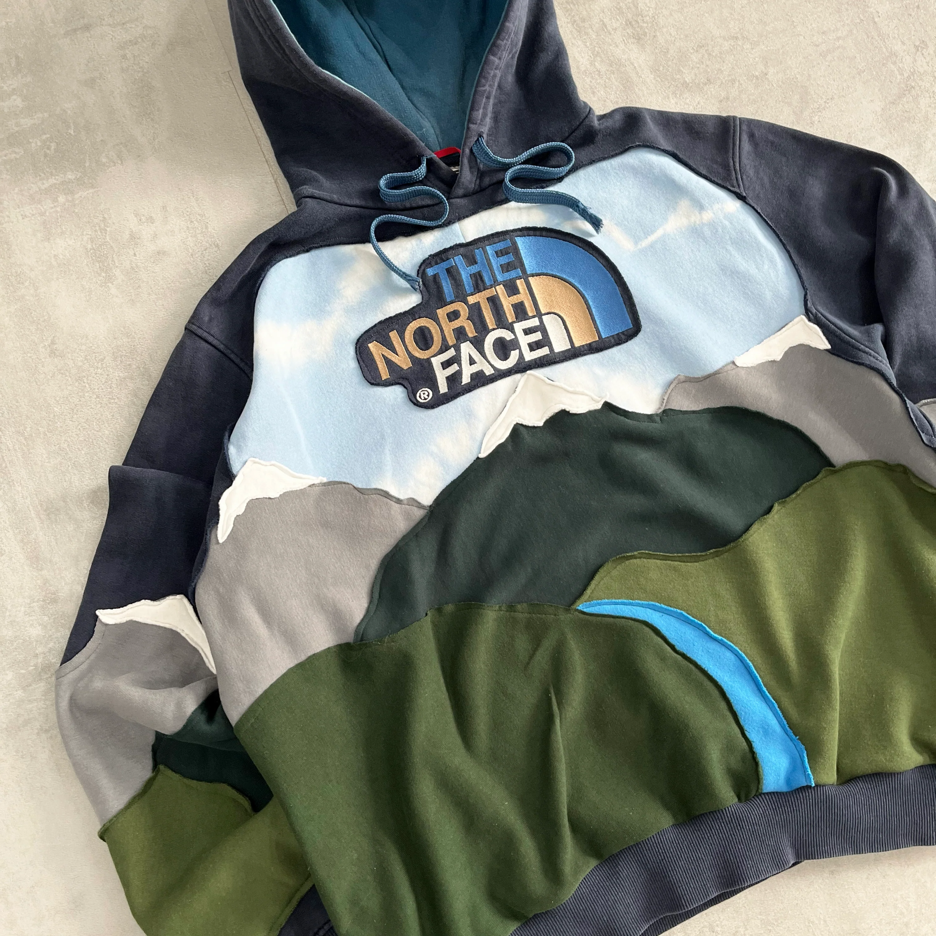 'MOUNTAINTS' HOODIE (M)