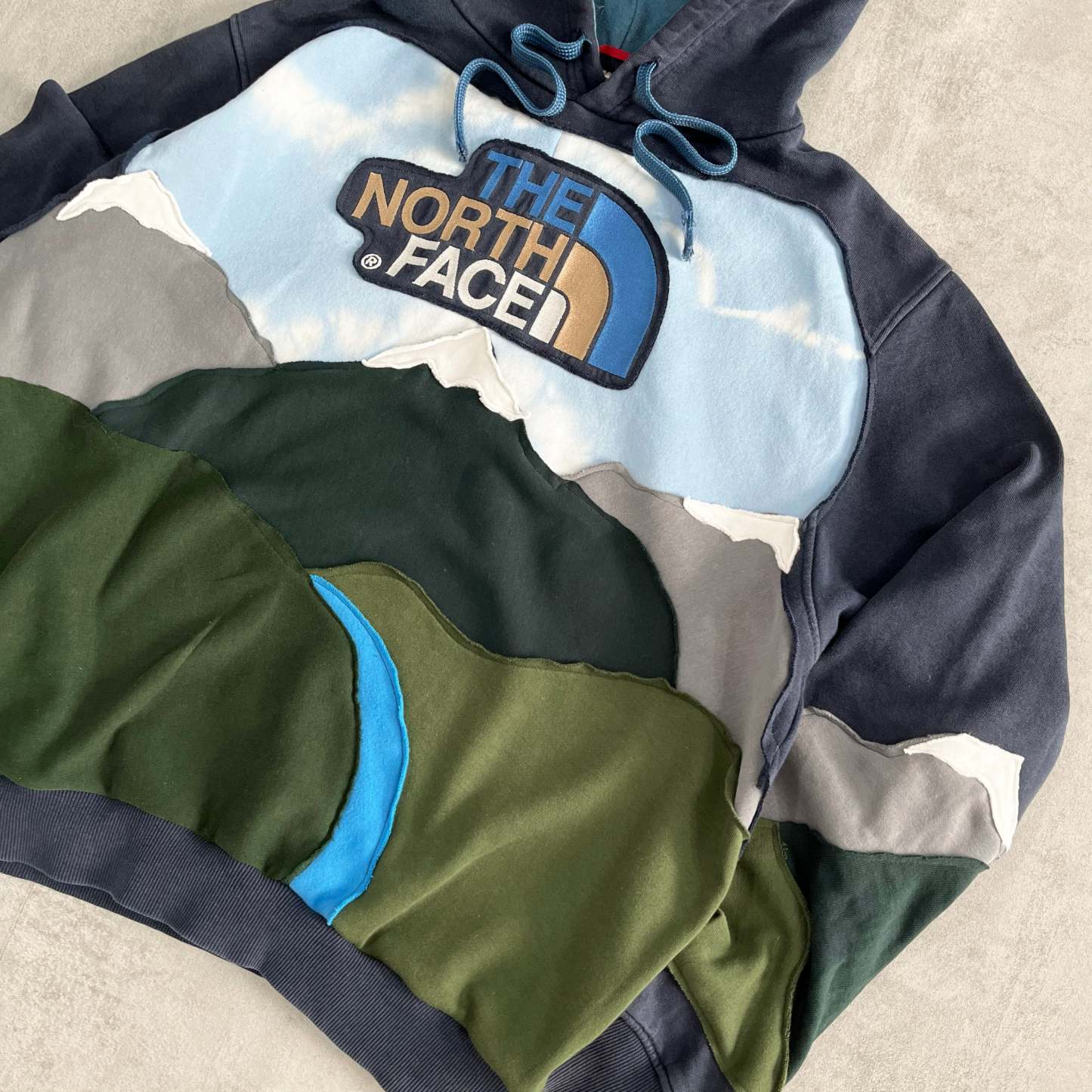 'MOUNTAINTS' HOODIE (M)