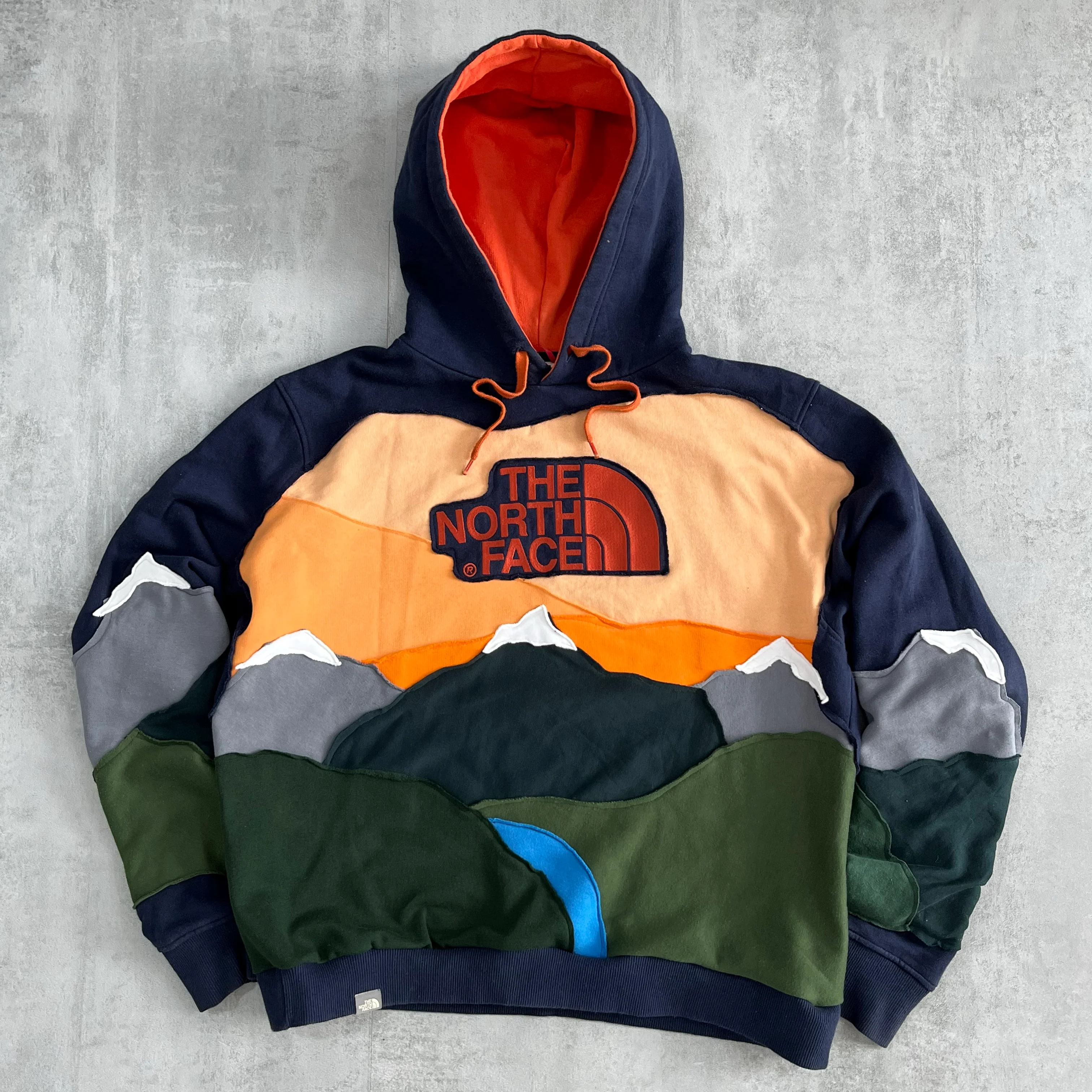 'MOUNTAINS' HOODIE (L)