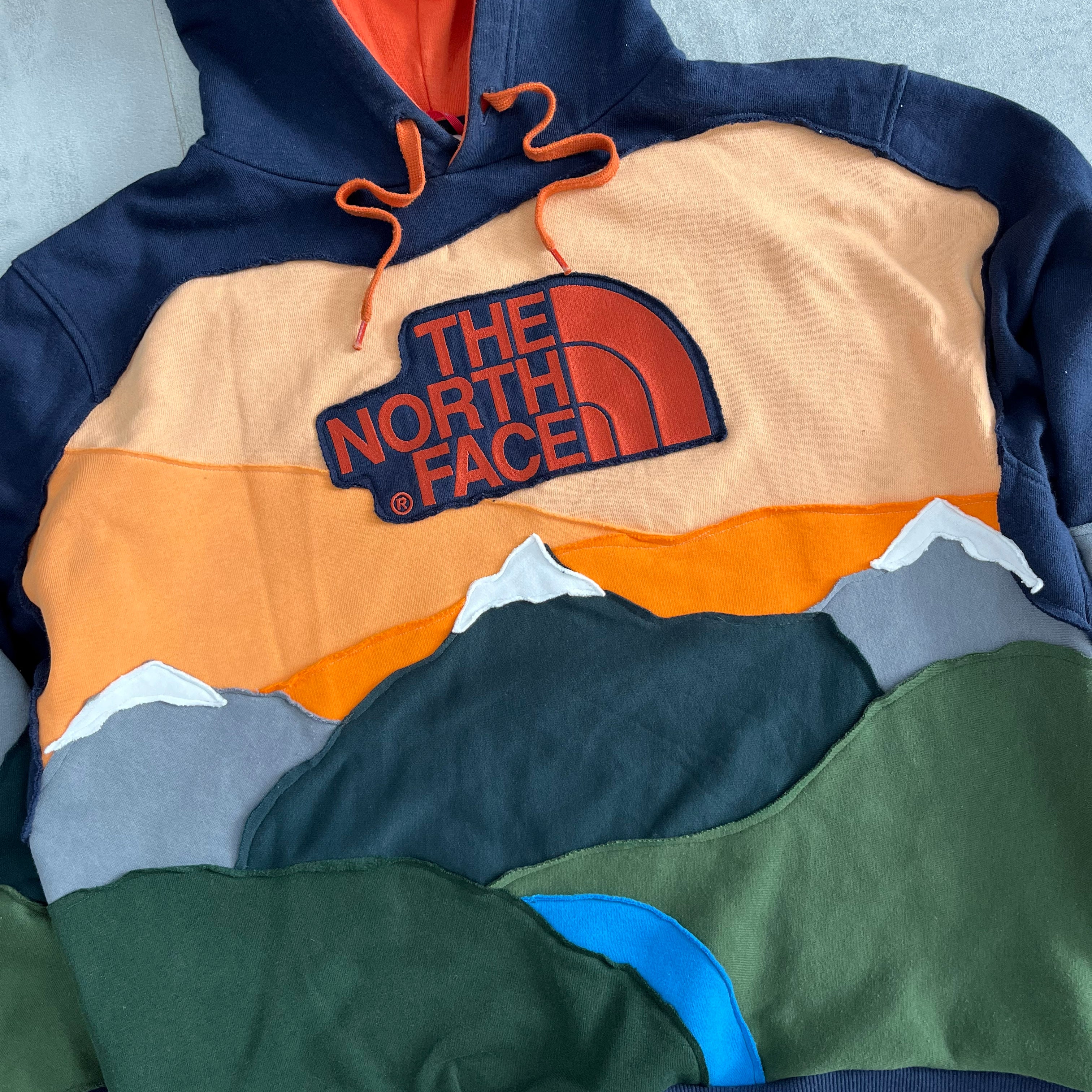 'MOUNTAINS' HOODIE (L)