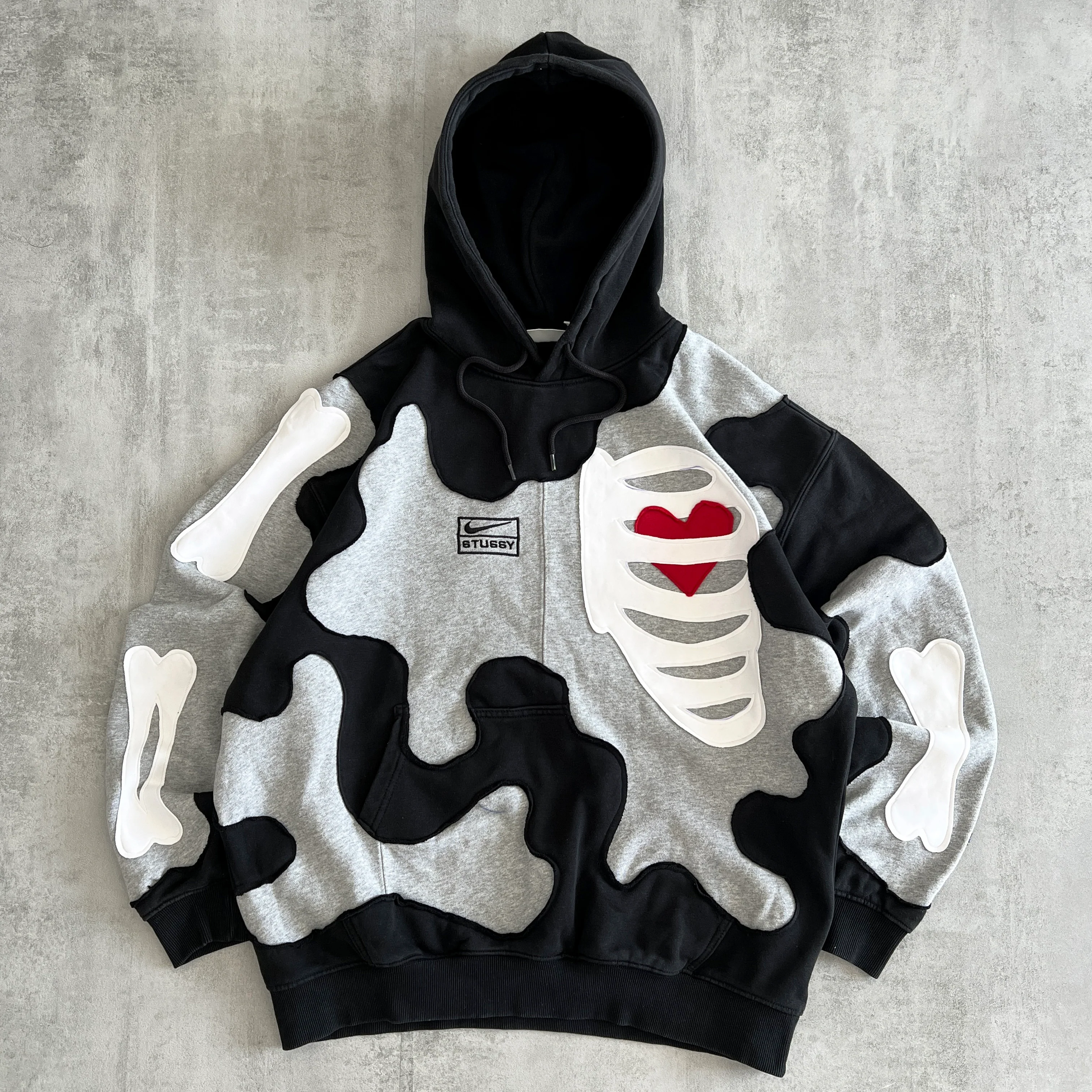 'HEART & BONES' HOODIE (L)