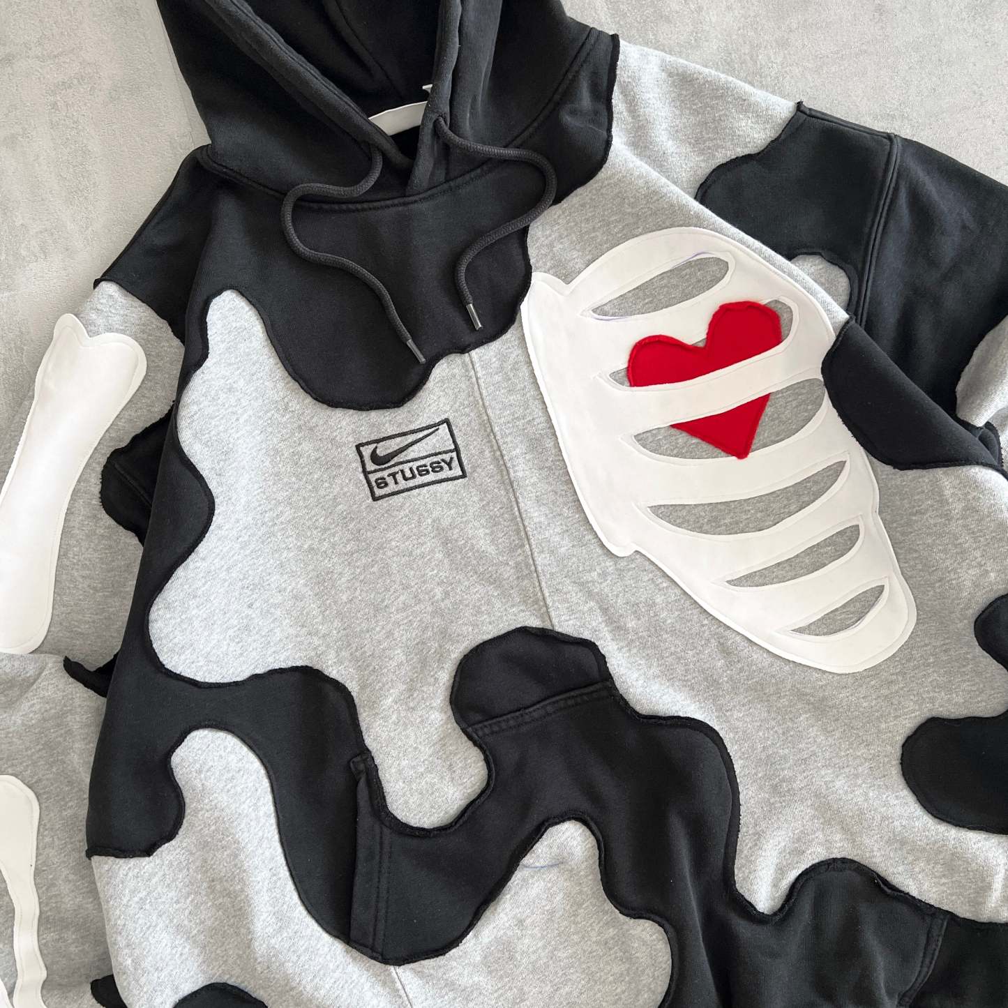 'HEART & BONES' HOODIE (L)