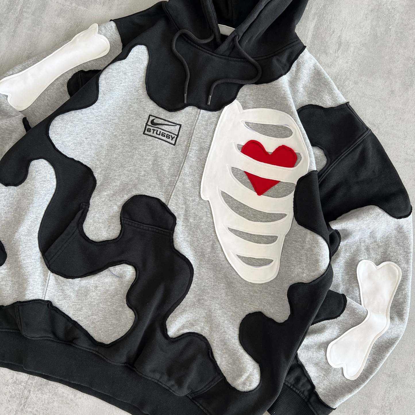 'HEART & BONES' HOODIE (L)