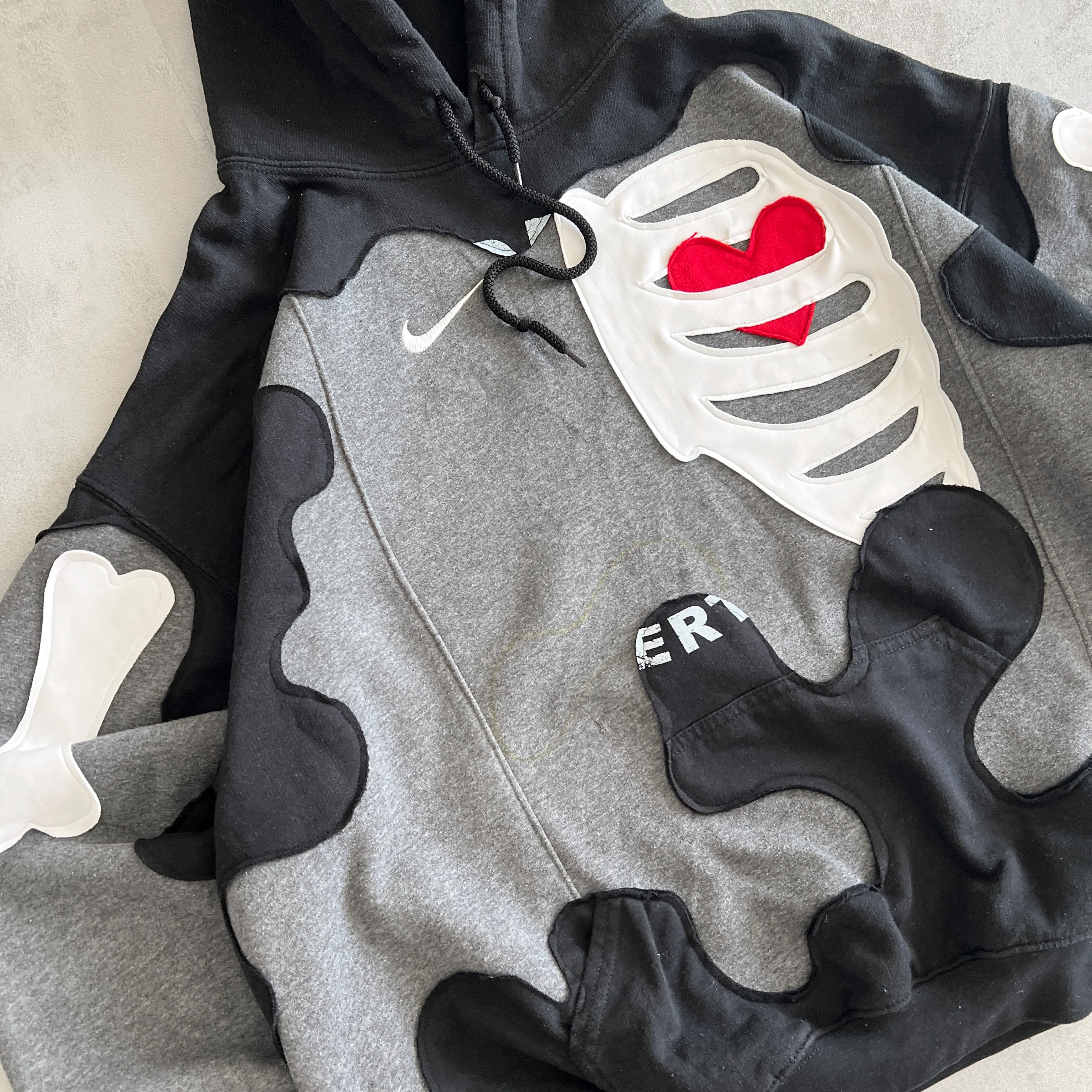 'HEART & BONES' HOODIE (XL)