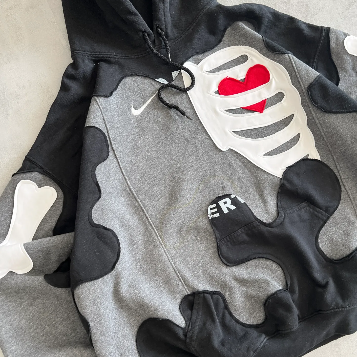 'HEART & BONES' HOODIE (XL)