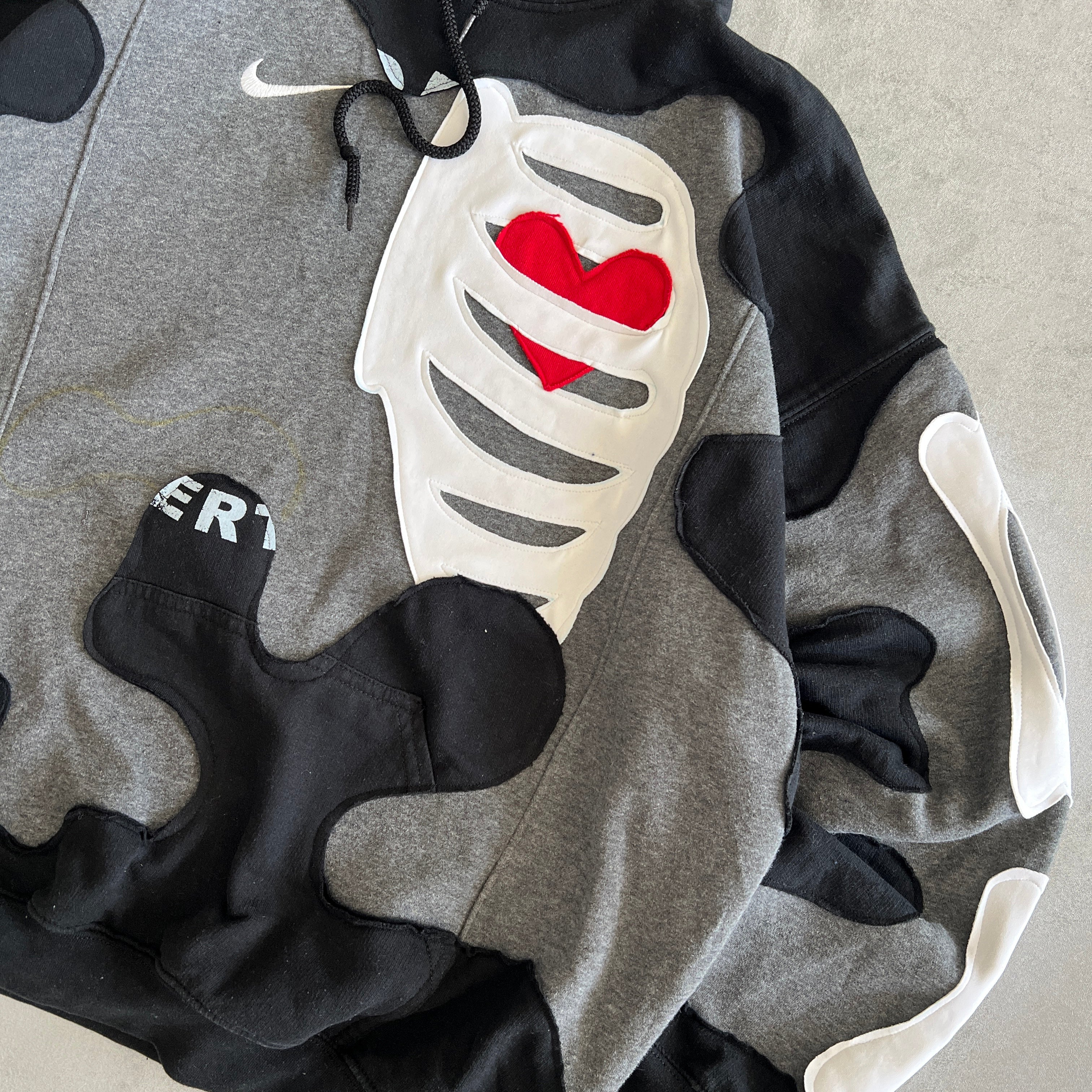 'HEART & BONES' HOODIE (XL)