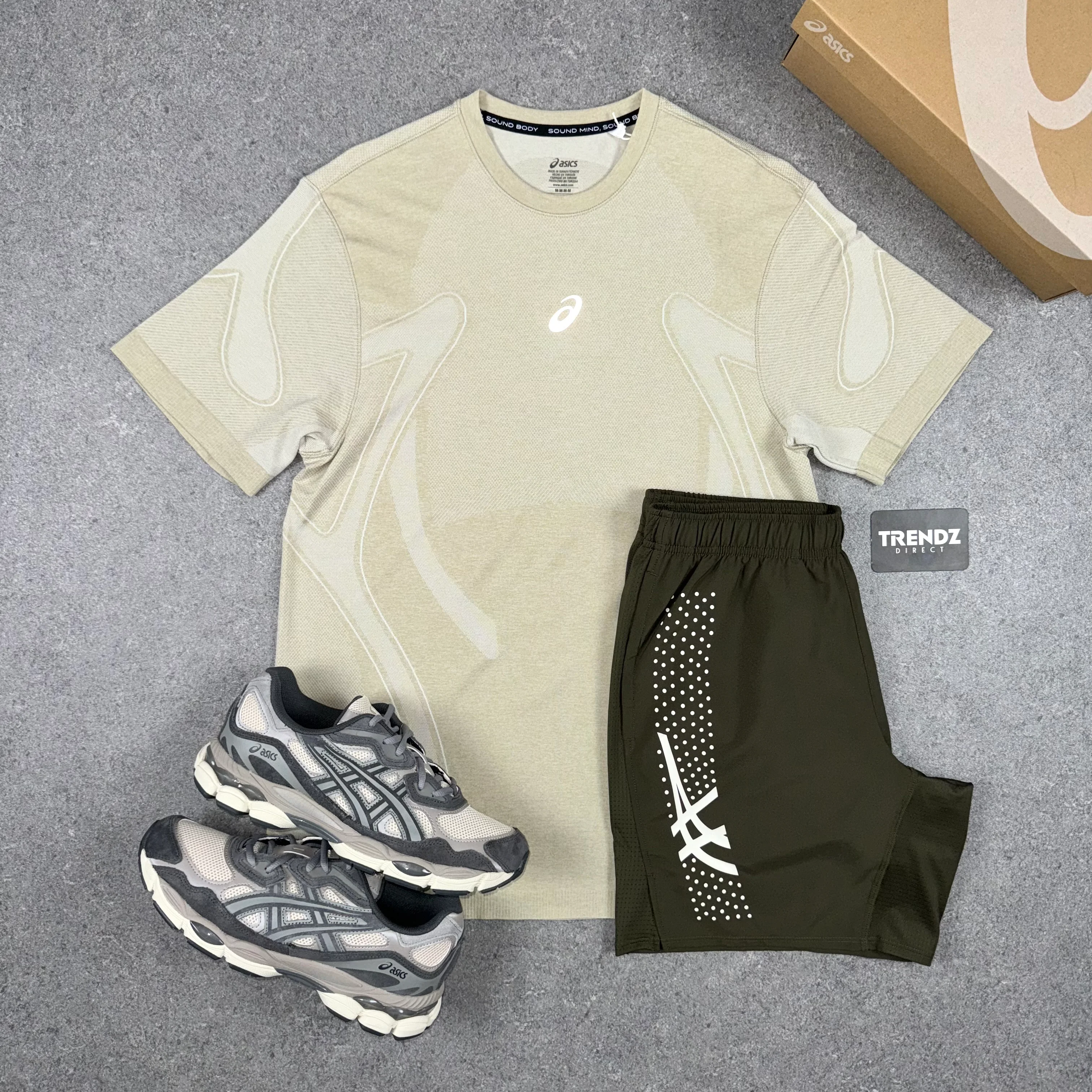 ASICS SEAMLESS T-SHIRT & SHORTS SET - CREAM/BROWNSTONE