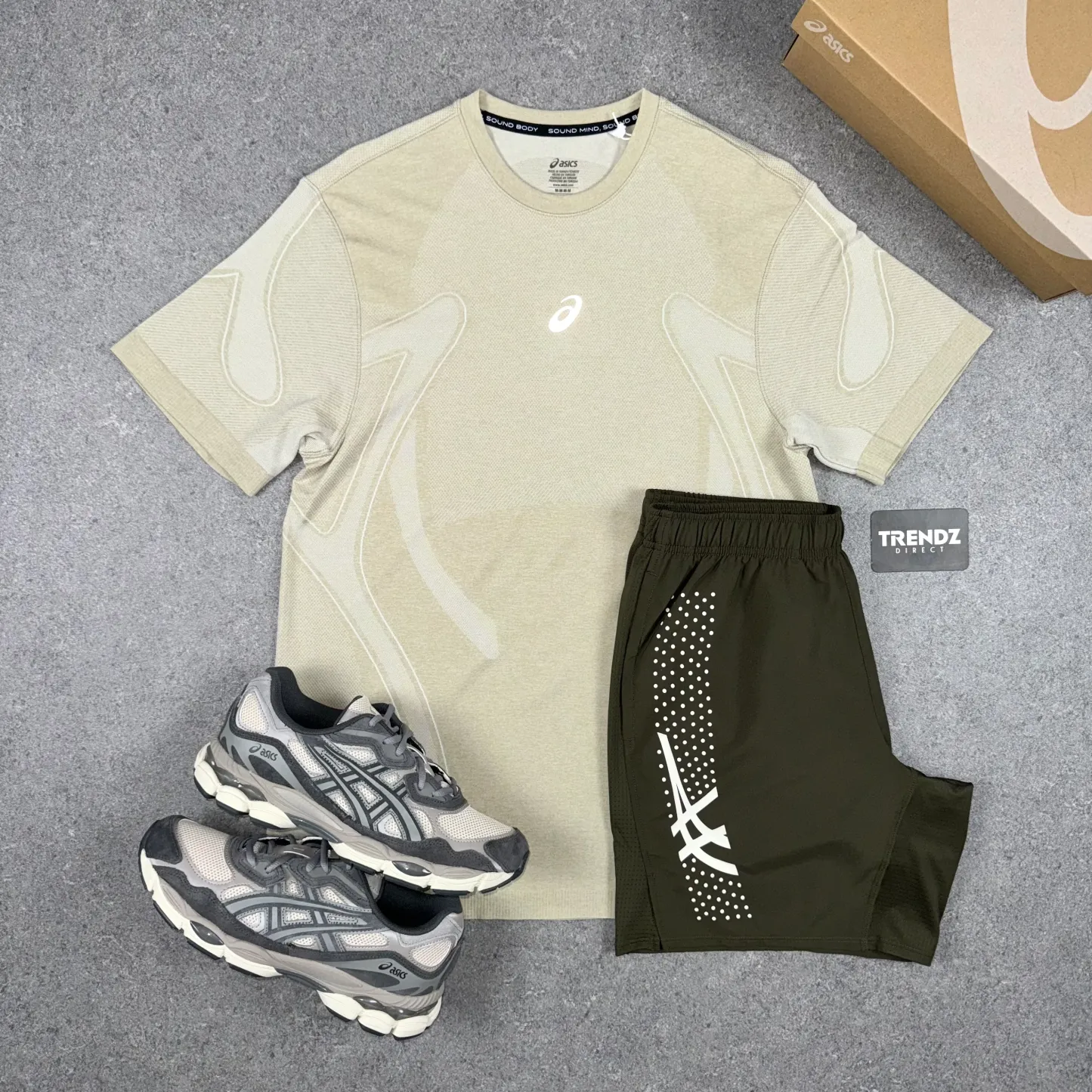 ASICS SEAMLESS T-SHIRT & SHORTS SET - CREAM/BROWNSTONE