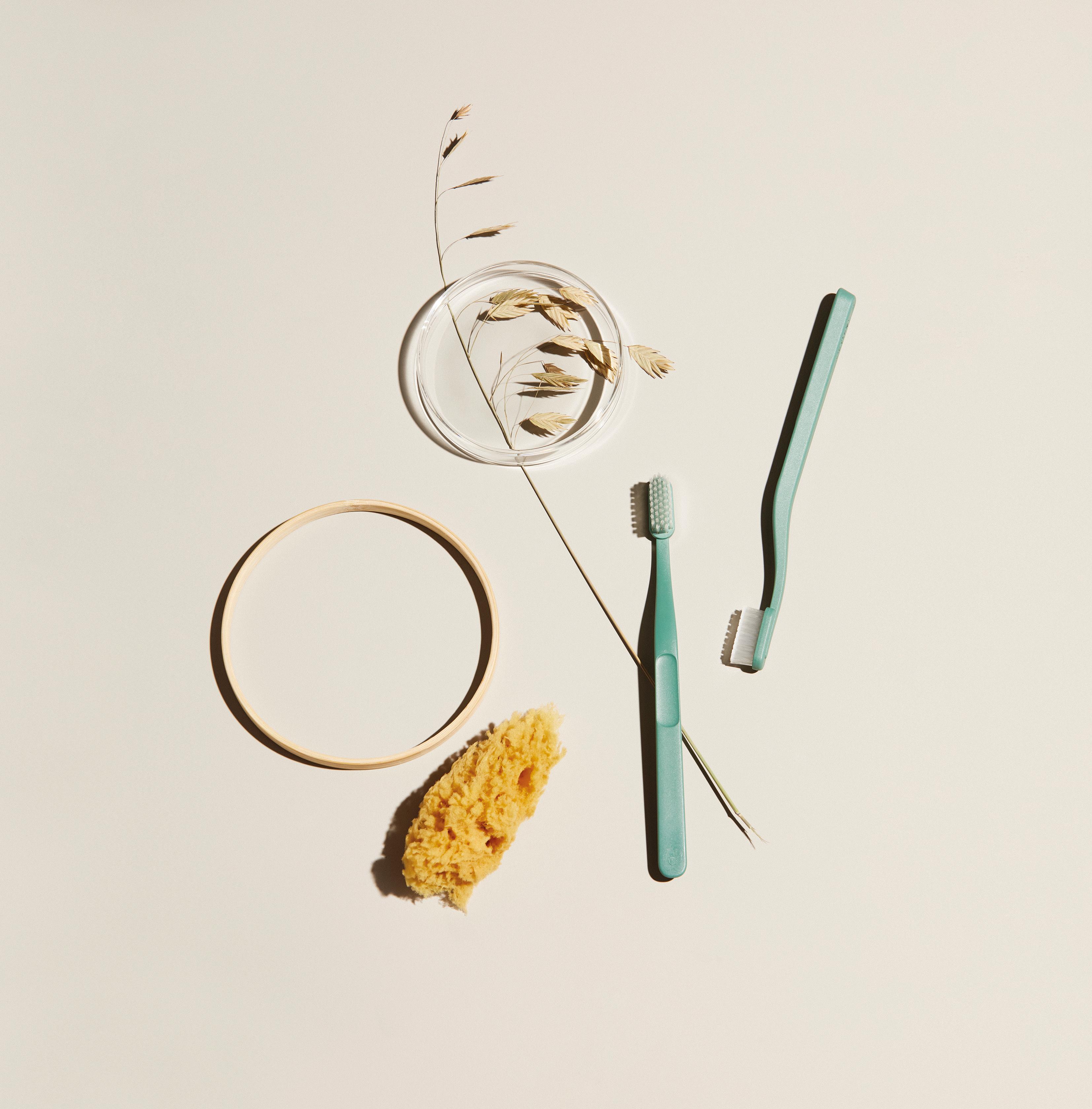 Cepillo de dientes manual GreenClean | Cepillo de dientes sostenible fabricado con materiales reciclados | Diseño escandinavo | Cerdas suaves | Colores aleatorios | Paquete de 4