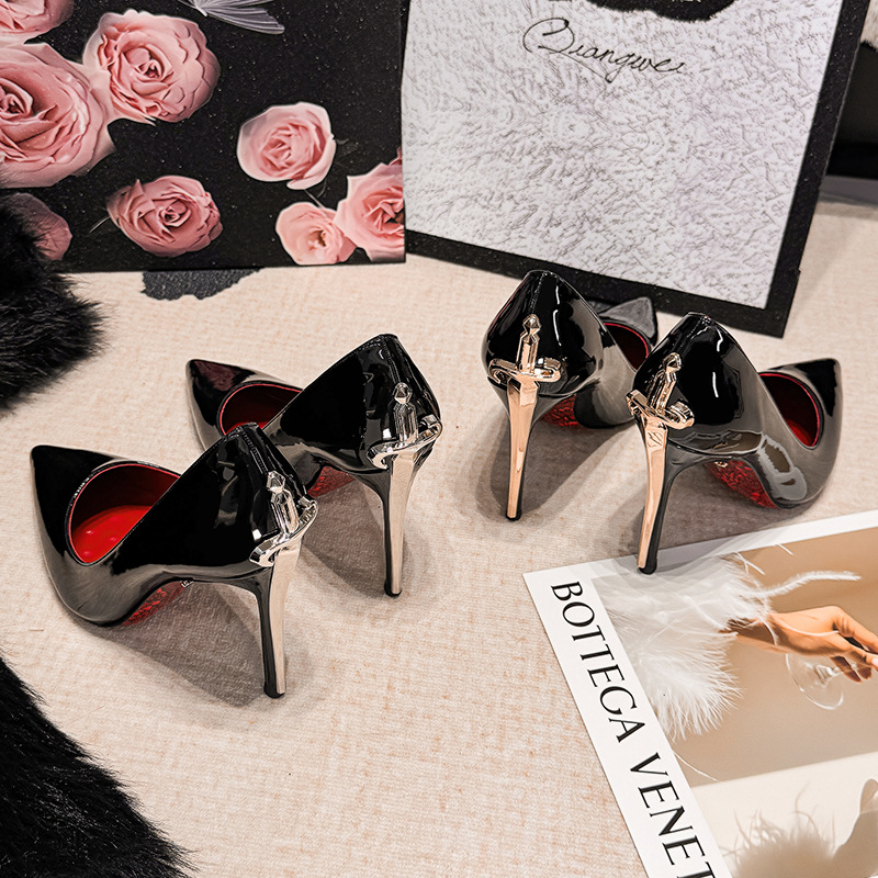 Pointed-toe ultra-high heels