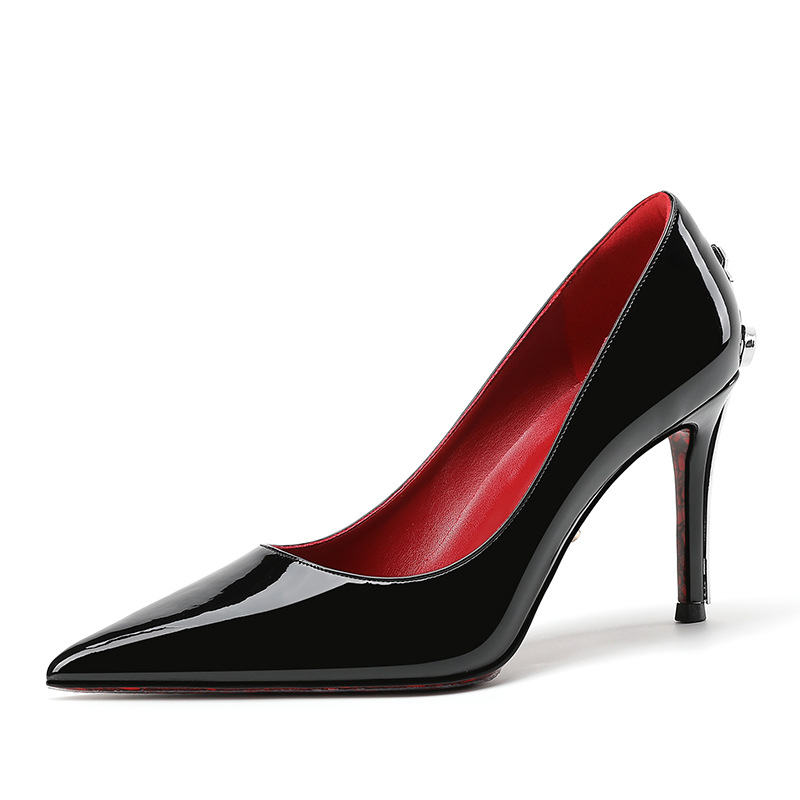 Pointed-toe ultra-high heels