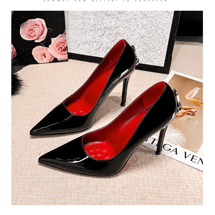 Pointed-toe ultra-high heels