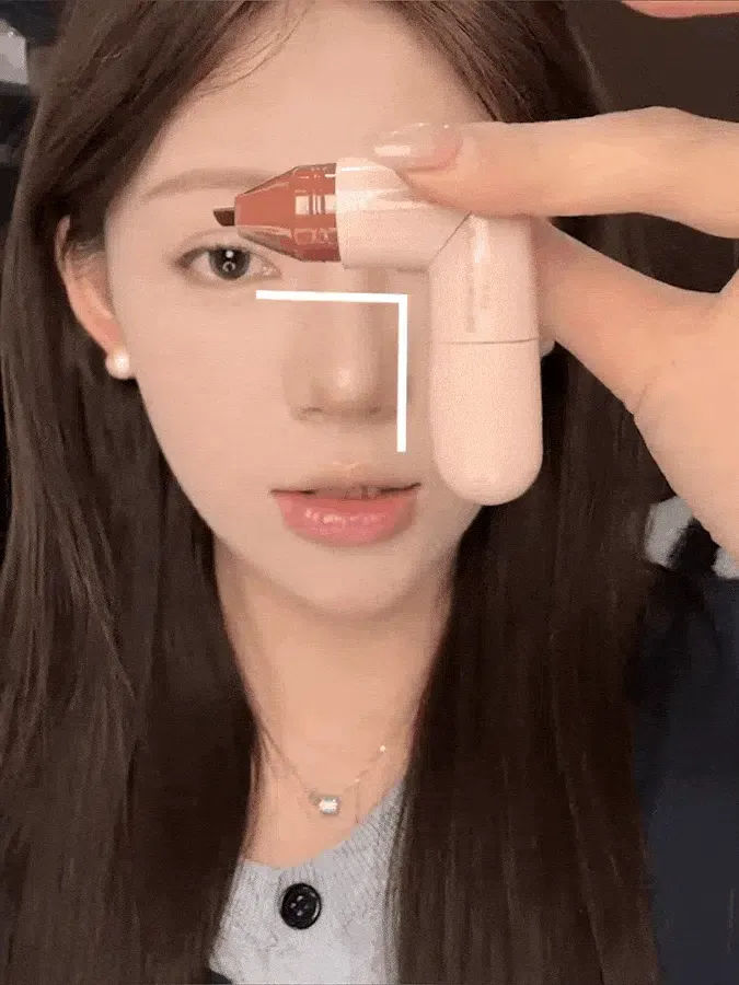 Integrated Rotating Eyeliner Stamp Pen⚡Press for 1 second to create a clear and natural eyeliner look; no need to repeatedly draw