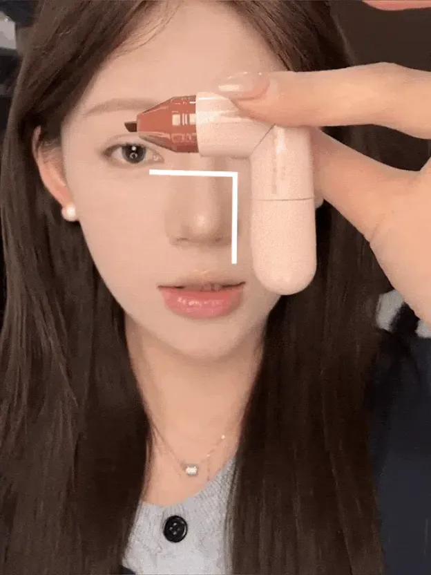 Integrated Rotating Eyeliner Stamp Pen⚡Press for 1 second to create a clear and natural eyeliner look; no need to repeatedly draw