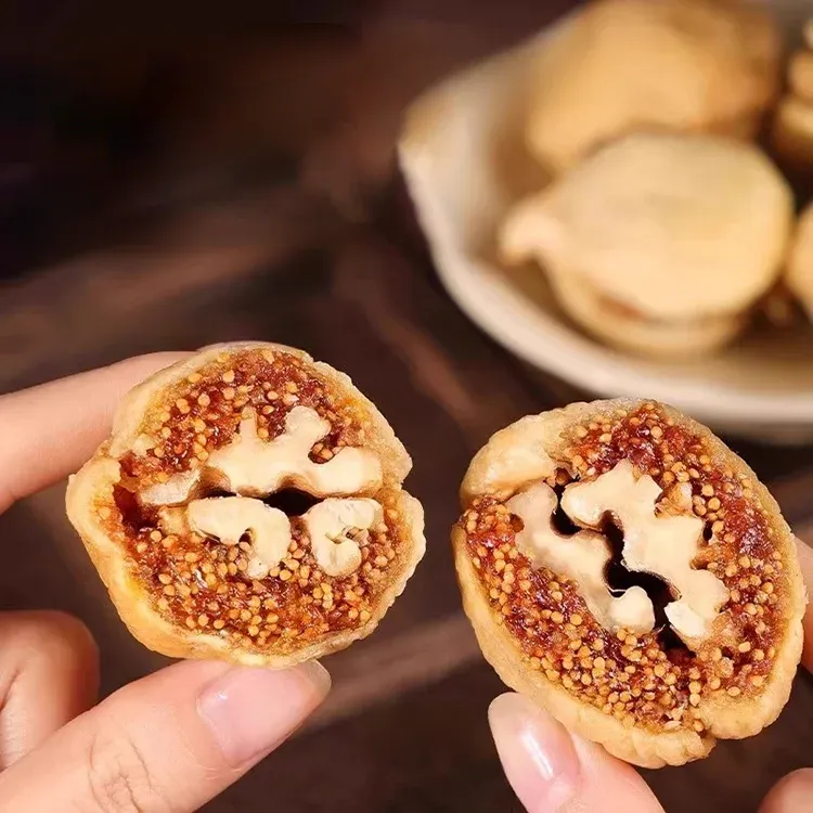 Walnut-Stuffed Dried Figs，Low-calorie, high-satisfaction, healthy snack