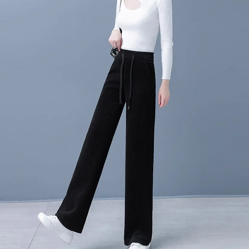 [Total sales: 110,000 units] Corduroy trousers with a straight leg and flowing cut