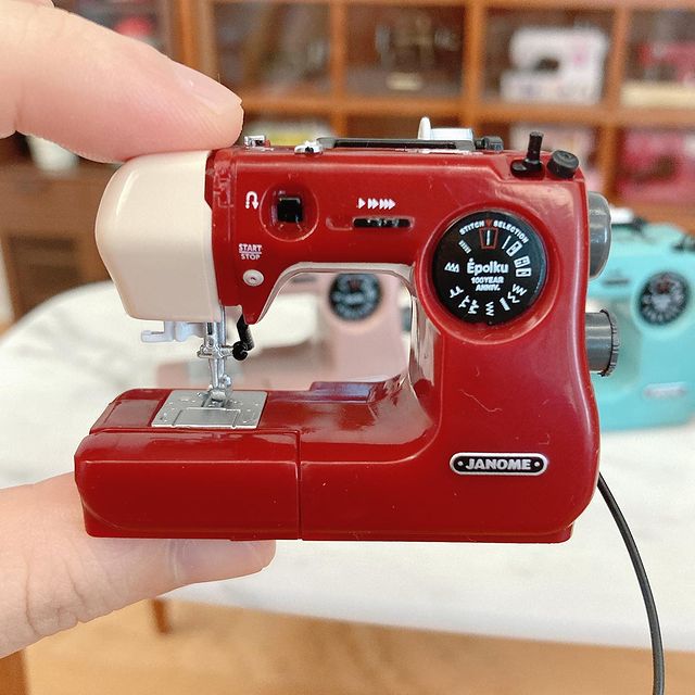 🚶‍♀️💥Hottest Today 49% OFF💥-Mini Sewing Machine Capsule Toy