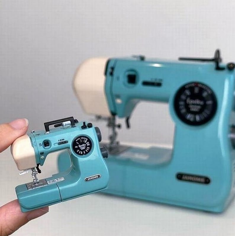 🚶‍♀️💥Hottest Today 49% OFF💥-Mini Sewing Machine Capsule Toy