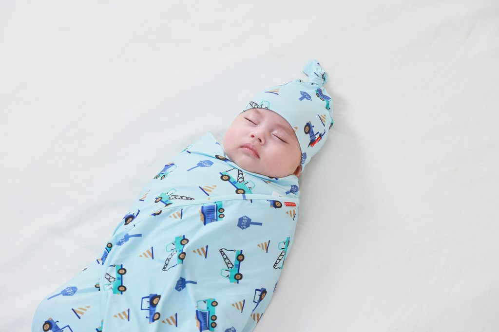 How to Swaddle a Baby Safely with a Bamboo Blanket-EASWEET