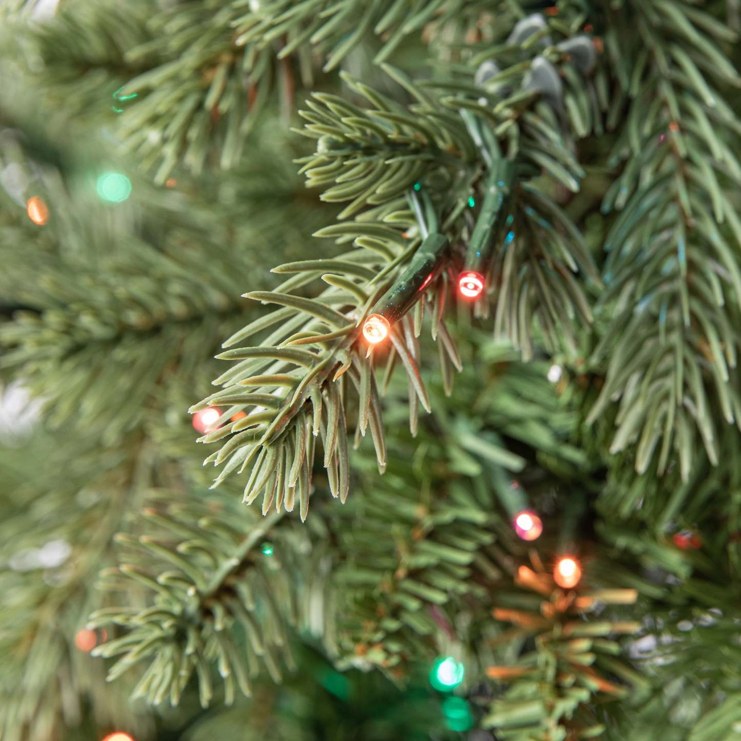 7.5' Pre-Lit Grand Spruce Green Artificial Christmas Tree with 2250 LumaDazzle Color-Changing Twinkle LED Lights, by My Texas House