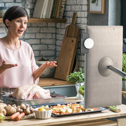 LG StanbyME – Schermo Personale Portatile da 27" con Touchscreen e Design a Stelo con Ruote