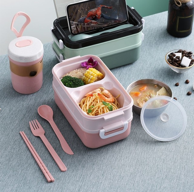 Zamknięty pojemnik na lunch z dwoma warstwami