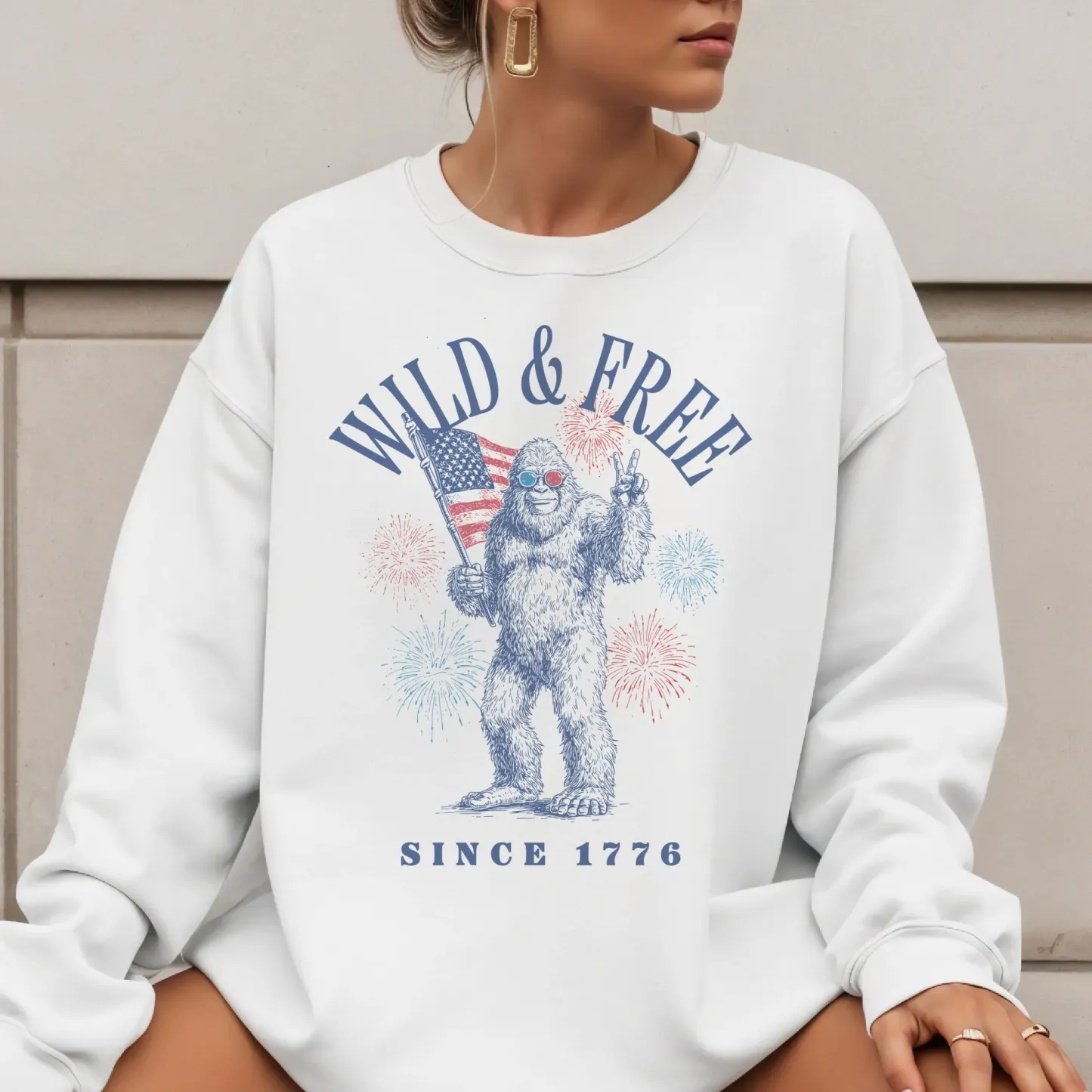 Wild & Free Bigfoot Patriotic Graphic Tee – Retro 4th of July Independence Day Casual T-Shirt
