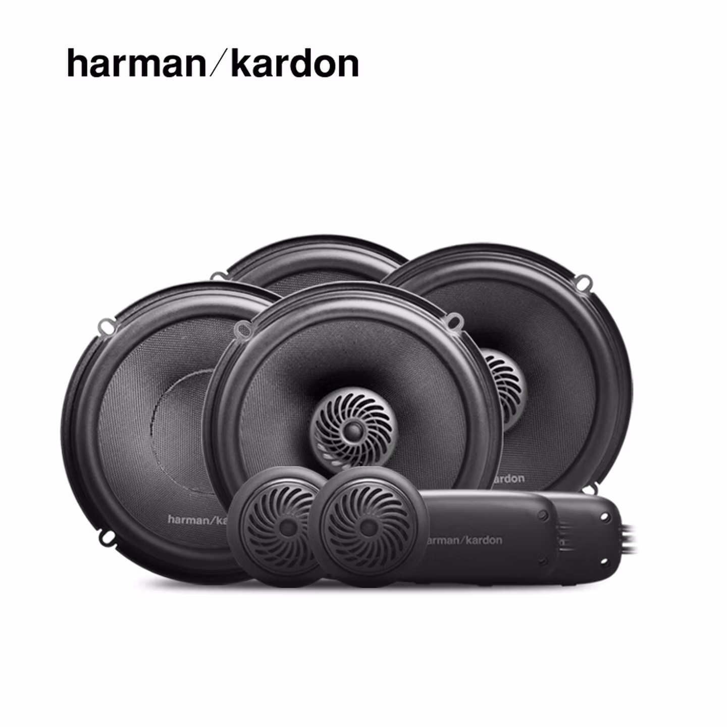 Harman Kardon autórádió-rendszer frissítése: Egyedi gyártású autós mélynyomó és énekhangszóró-készlet