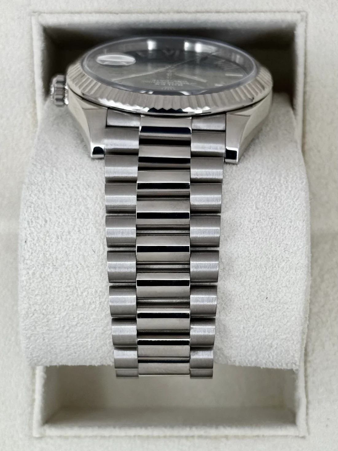2023-as Rolex Day-Date 40 mm 228239, 18 karátos fehérarany, olívazöld számlap