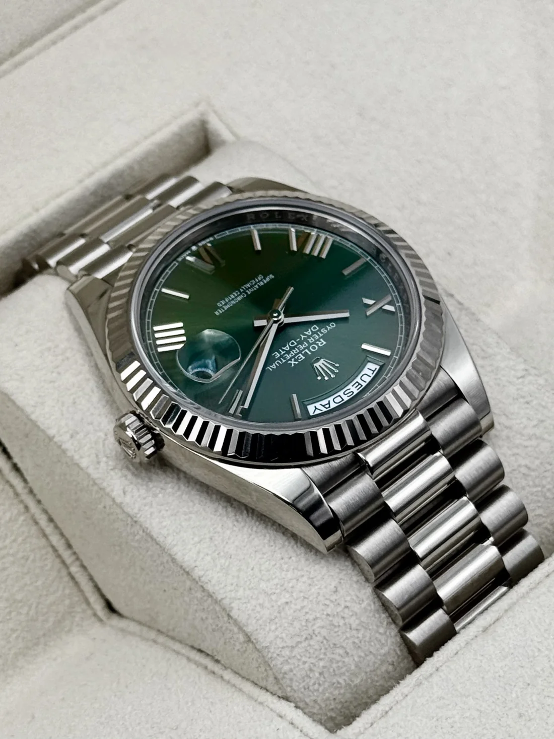2023-as Rolex Day-Date 40 mm 228239, 18 karátos fehérarany, olívazöld számlap