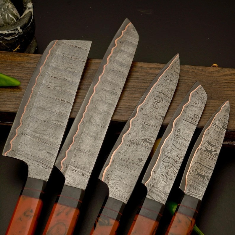 Kézzel készített damaszkuszi acél réz késkészlet | 5 darabos kézzel készített konyhai késkészlet | Kivételesen éles főzőeszközök | Séf ajándék neki, esküvői ajándék