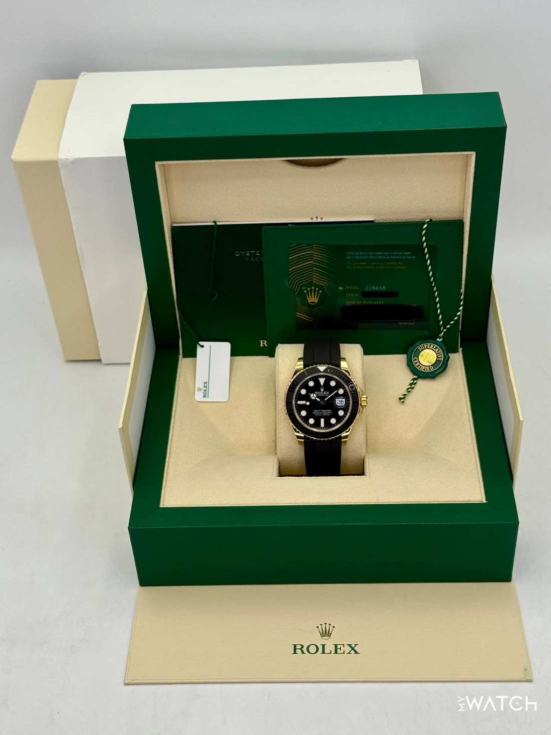 2025-ös Rolex Yacht-Master 42 mm 226658 sárga arany Oysterflex karkötővel, fekete számlappal