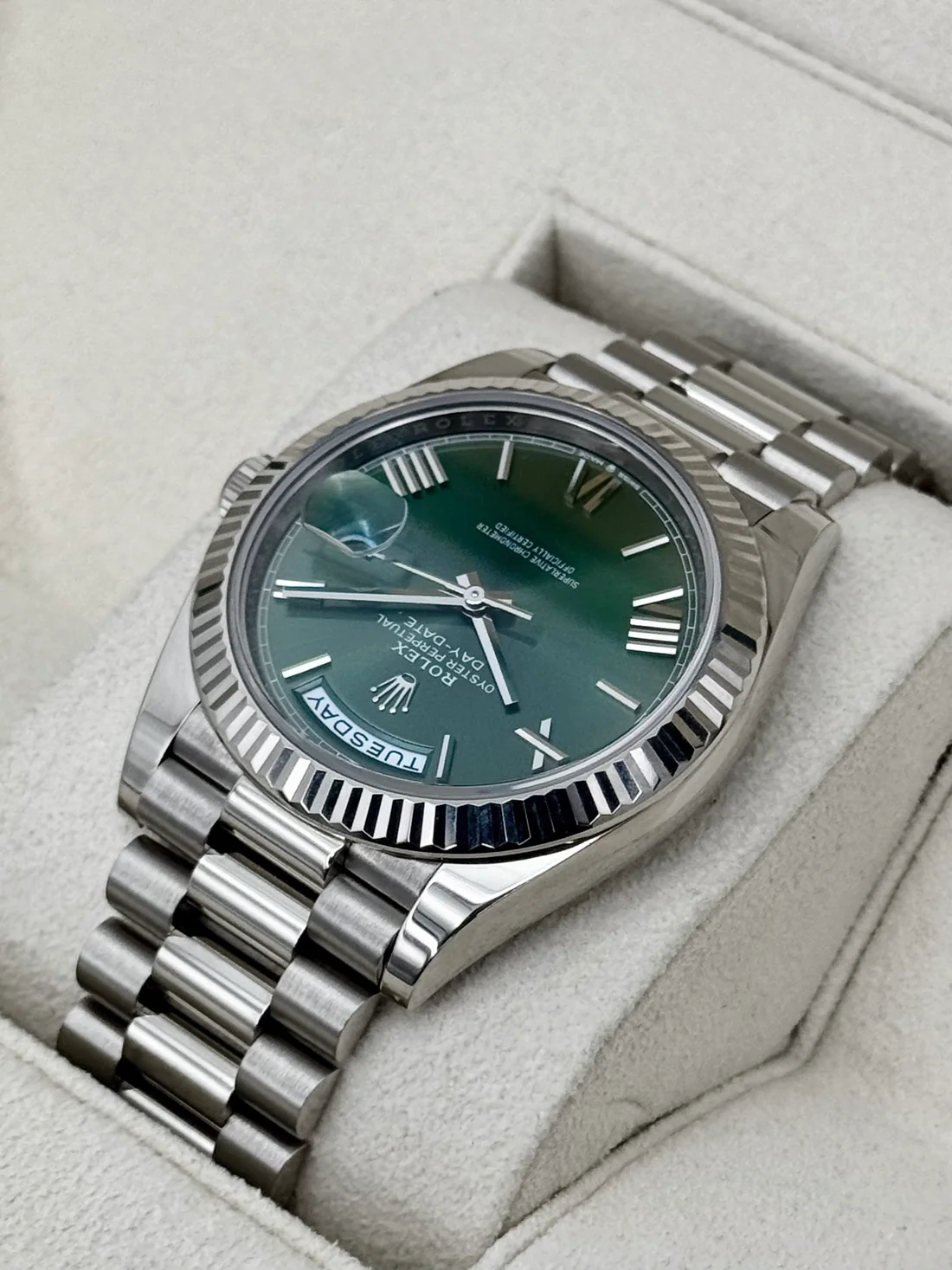 2023-as Rolex Day-Date 40 mm 228239, 18 karátos fehérarany, olívazöld számlap