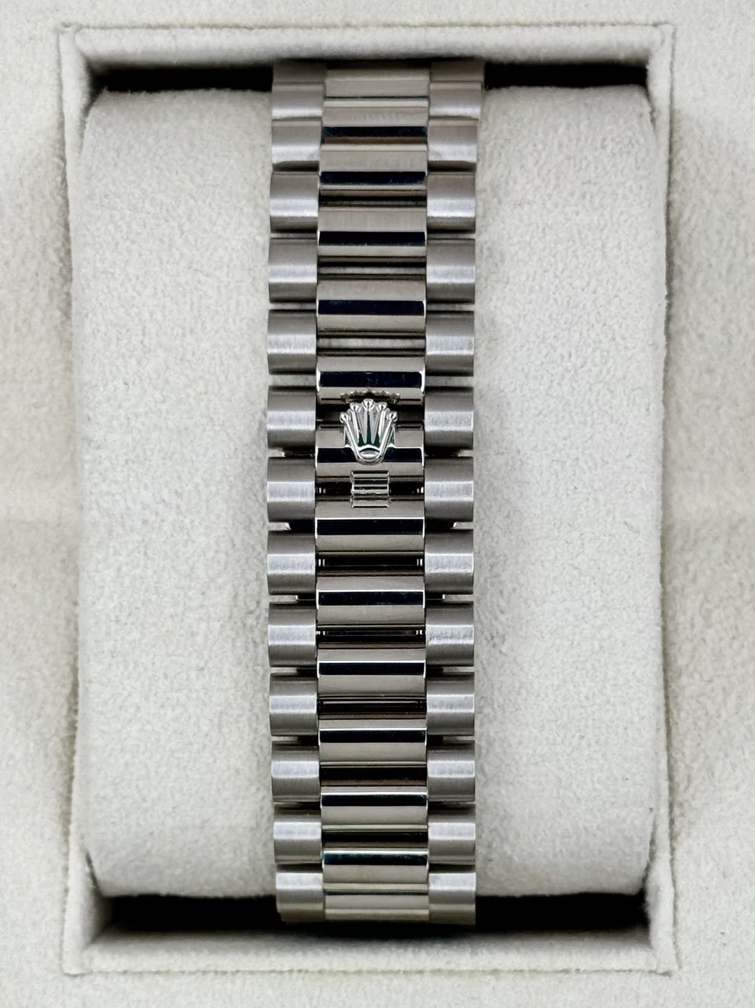 2023-as Rolex Day-Date 40 mm 228239, 18 karátos fehérarany, olívazöld számlap