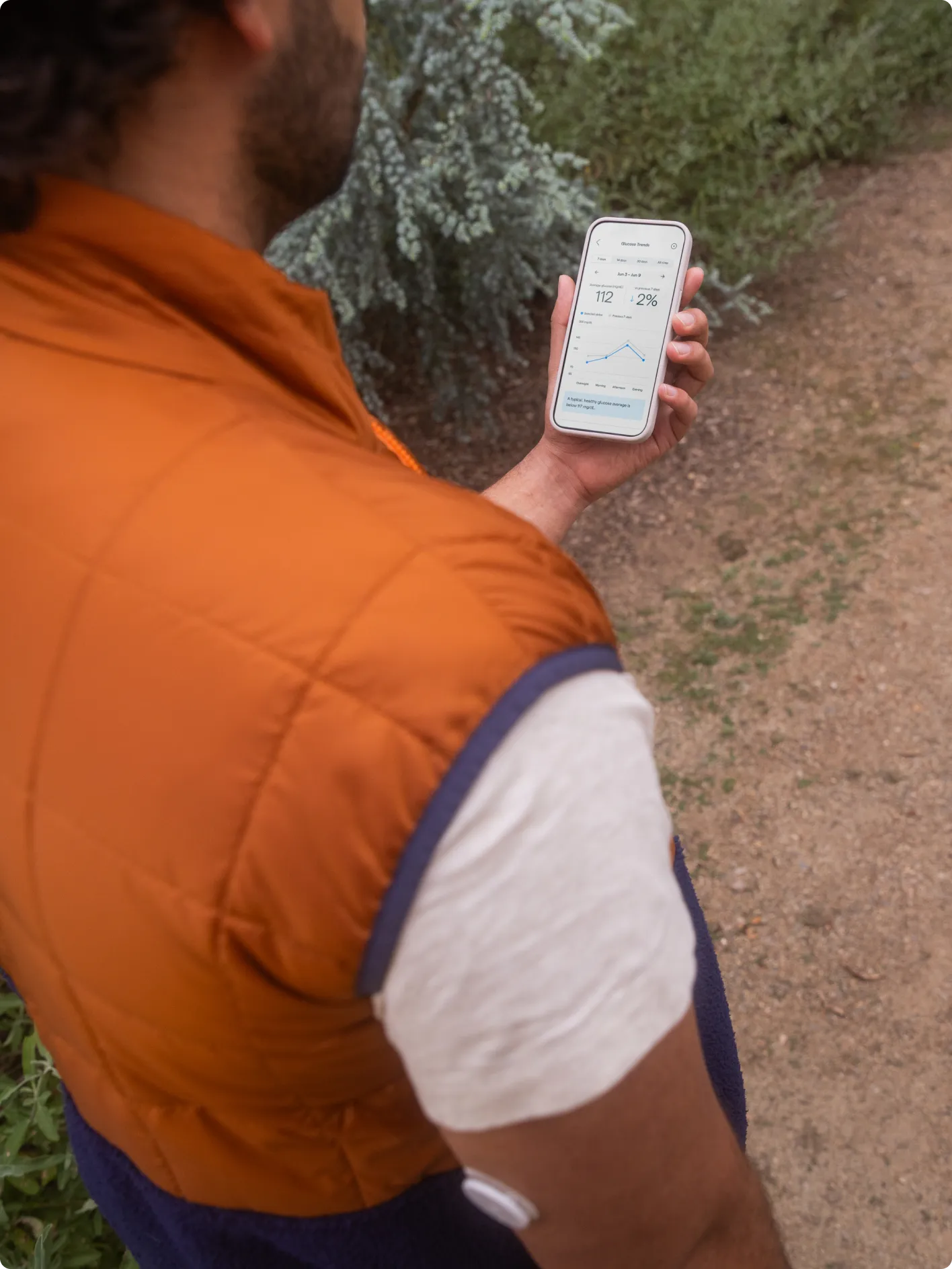 Férfi a telefonját nézi