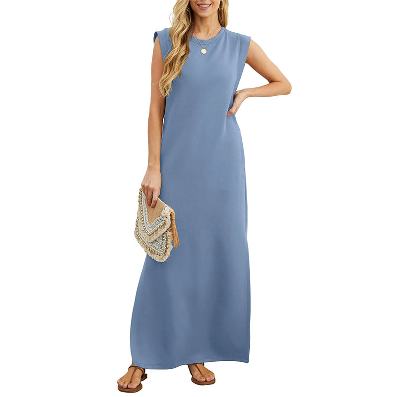 Simple and chic | Sleeveless maxi dress with shoulder pads
