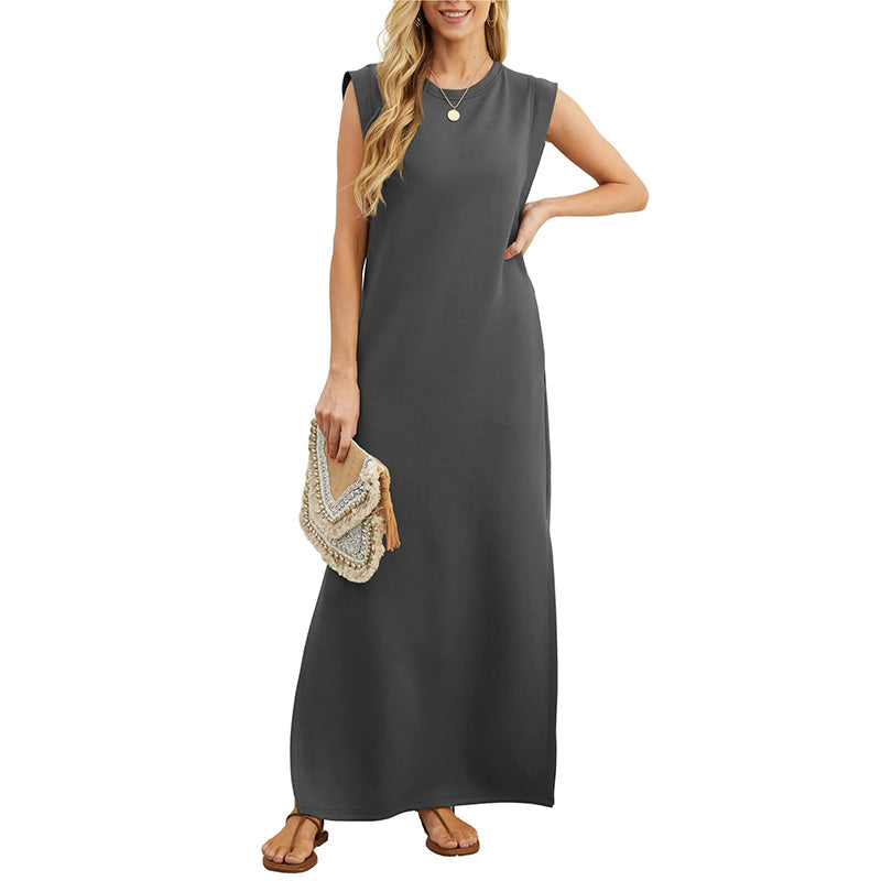 Simple and chic | Sleeveless maxi dress with shoulder pads