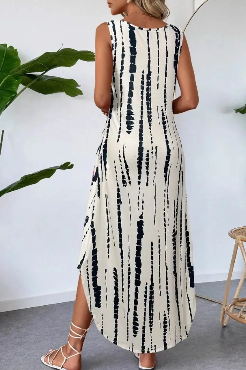 Stylish Sleeveless Dress with Pockets