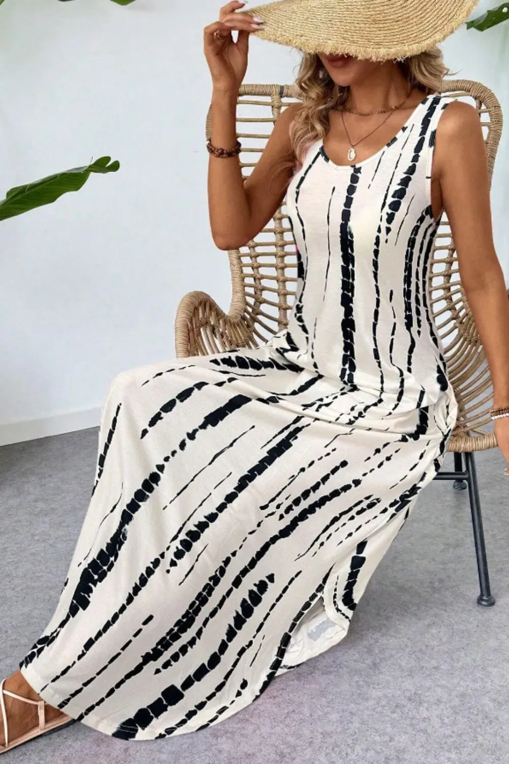 Stylish Sleeveless Dress with Pockets