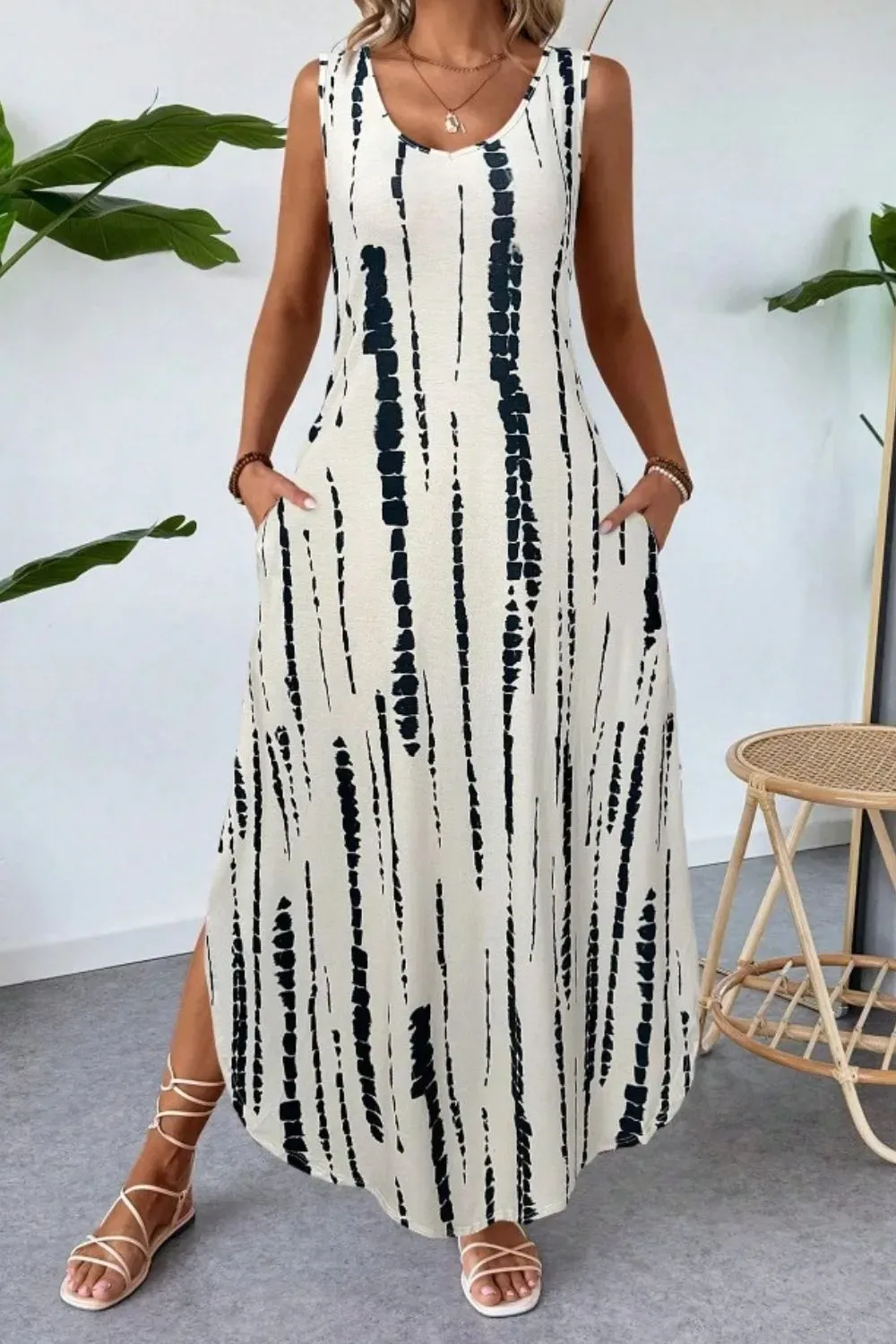 Stylish Sleeveless Dress with Pockets