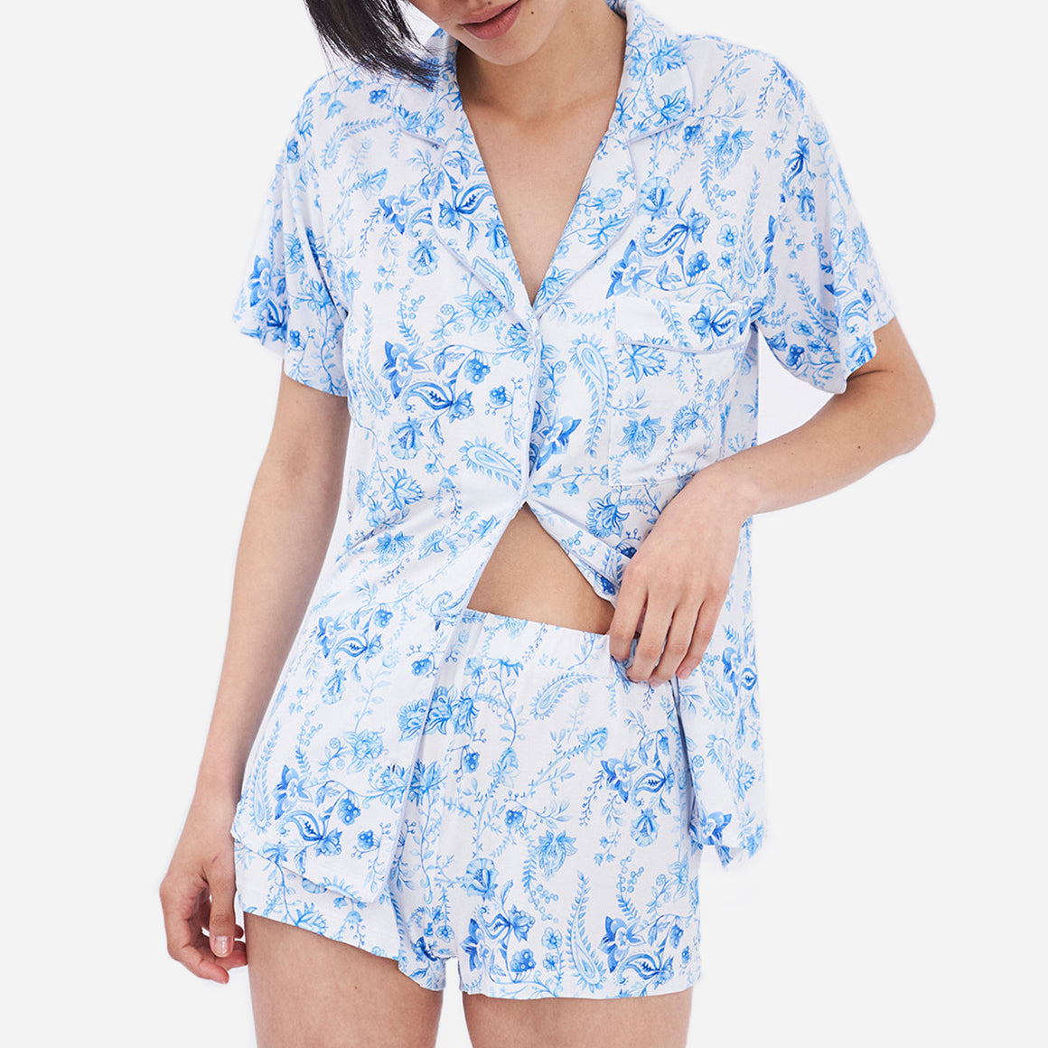 The timeless design of this short pajama set is accentuated by its tailored cut and refined detailing. The button-down front allows for easy wearing and effortless style, while the matching shorts feature an elastic waistband that provides a customized fit.